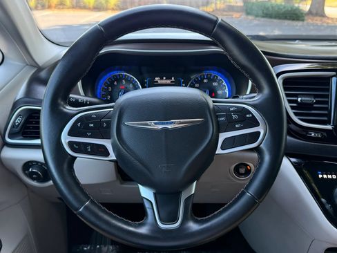 Used 2017 Chrysler Pacifica Touring-L FWD image 10
