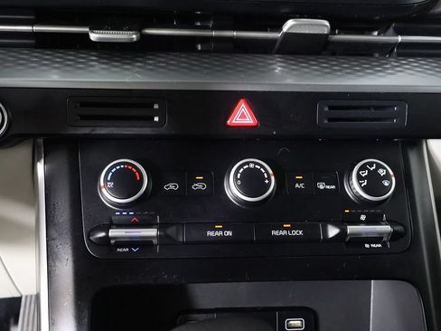 Used 2022 Kia Carnival LX FWD image 43