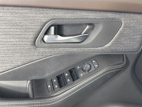 Used 2021 Nissan Rogue SV FWD image 17
