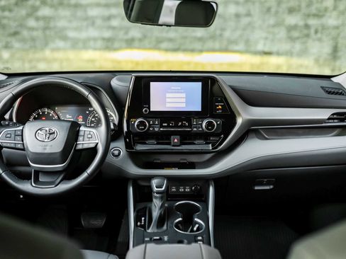 Certified 2023 Toyota Highlander XLE image 24