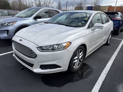 Used 2015 Ford Fusion SE image 2