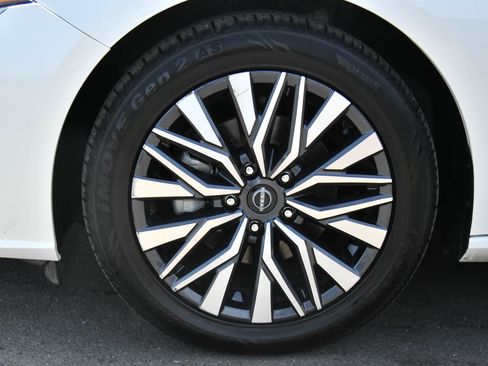 Used 2024 Nissan Altima 2.5 SV FWD image 12