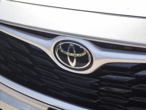 Used 2021 Toyota Highlander L FWD image 9