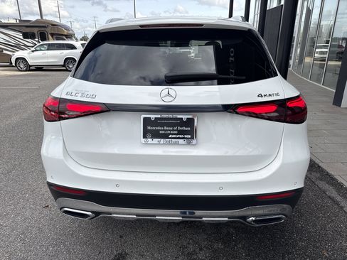 Used 2025 Mercedes-Benz GLC 300 4MATIC image 3