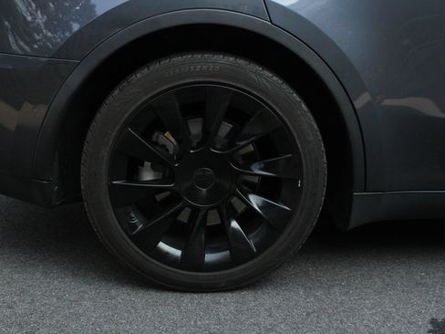 Used 2022 Tesla Model Y Long Range AWD/4WD image 5