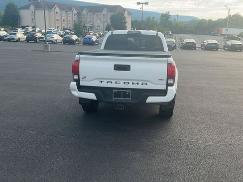Used 2019 Toyota Tacoma TRD Sport AWD/4WD image 8
