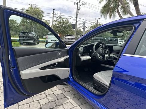 Used 2025 Hyundai Elantra Limited FWD image 22
