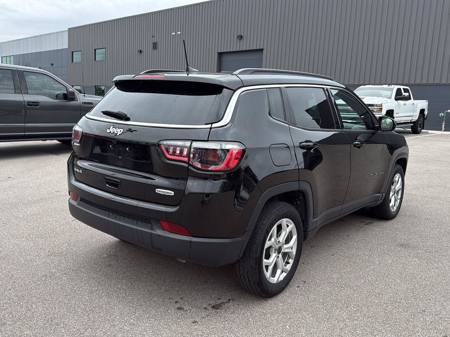 Used 2025 Jeep Compass Latitude AWD/4WD image 3