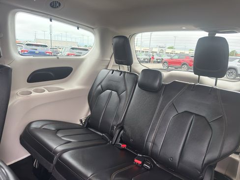 Used 2018 Chrysler Pacifica Touring-L FWD image 34