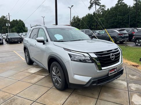 Used 2024 Nissan Pathfinder SV FWD image 3