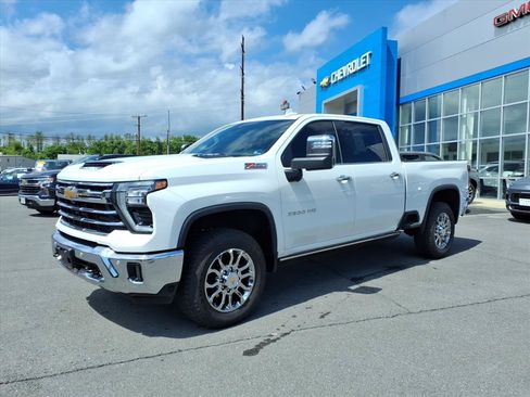 Used 2026 Chevrolet Silverado 2500 LTZ w/ LTZ Convenience Package AWD/4WD image 2