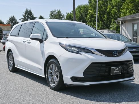 Used 2021 Toyota Sienna LE image 3