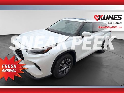 Used 2022 Toyota Highlander XLE AWD/4WD image 2