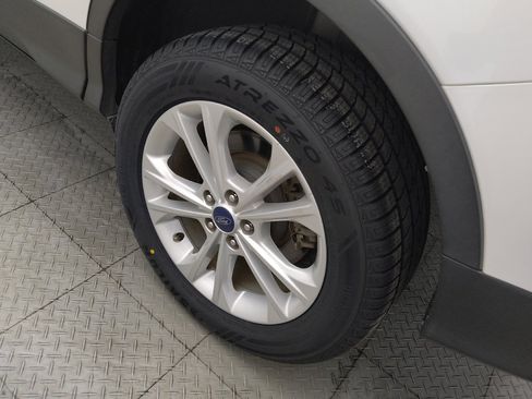 Used 2017 Ford Escape SE FWD image 31