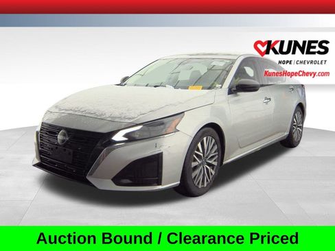 Used 2024 Nissan Altima 2.5 SV image 1