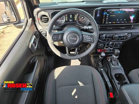 Used 2025 Jeep Wrangler Unlimited Rubicon AWD/4WD image 8