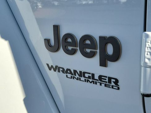 Used 2022 Jeep Wrangler Unlimited Rubicon AWD/4WD image 30
