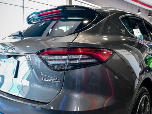 Used 2022 Maserati Levante Modena AWD/4WD image 11