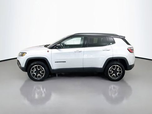 Used 2024 Jeep Compass Trailhawk image 4