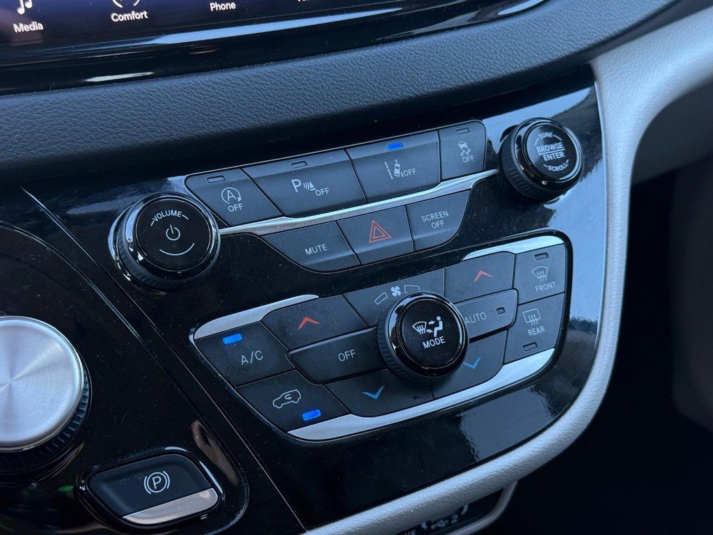 Used 2024 Chrysler Pacifica Touring-L FWD image 19