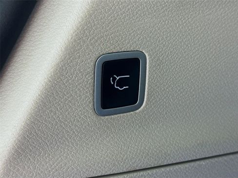 Used 2023 Chrysler Pacifica Touring-L FWD image 26