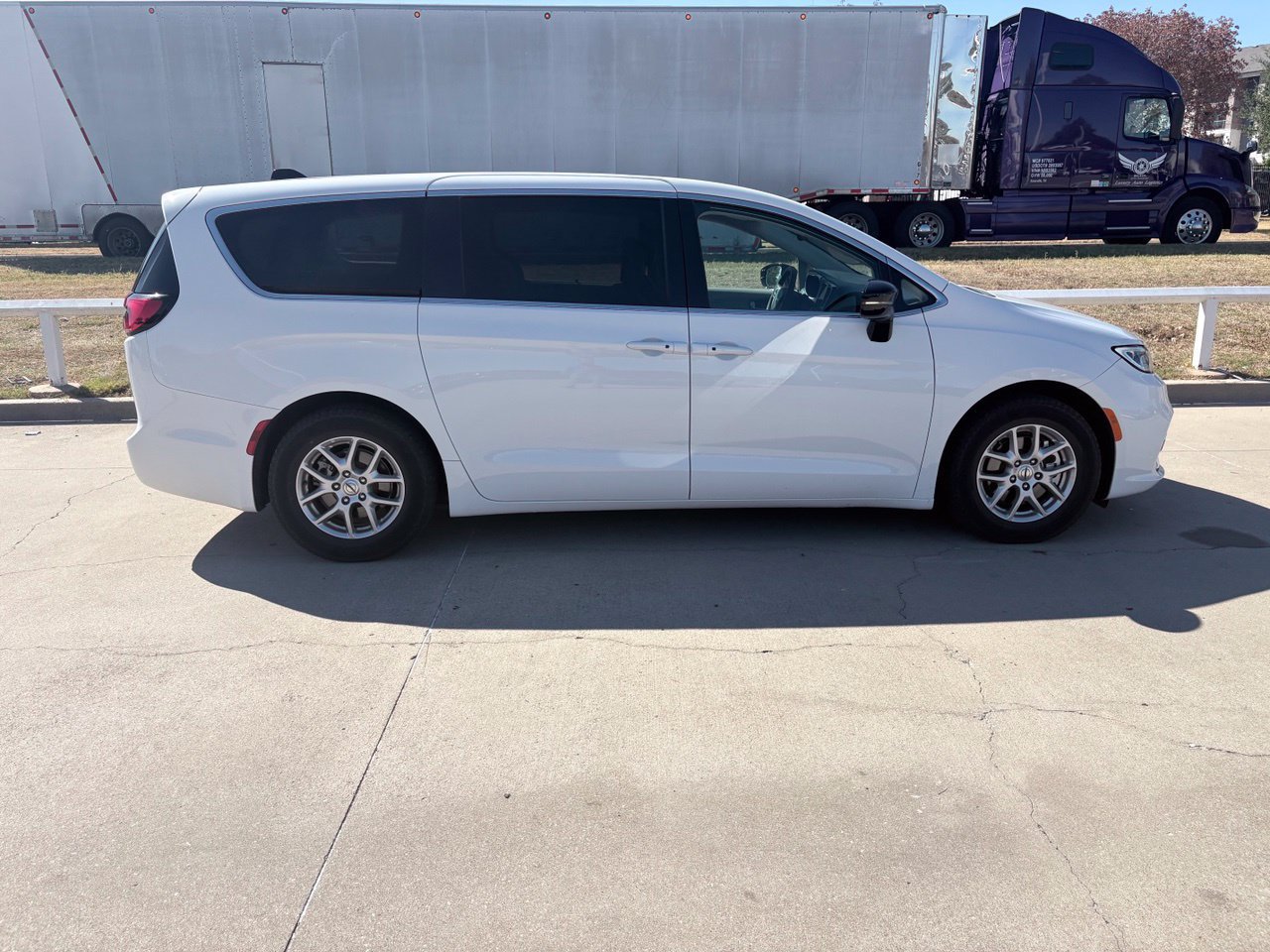 Used 2024 Chrysler Pacifica Touring-L FWD image 3