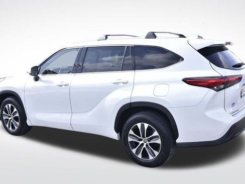 Certified 2022 Toyota Highlander XLE image 3