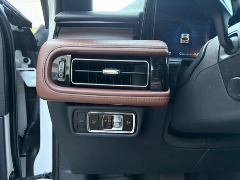 Used 2025 Lincoln Aviator Reserve AWD/4WD image 17