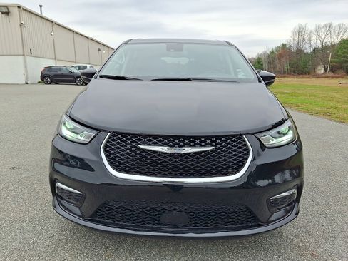 Used 2024 Chrysler Pacifica Select image 3