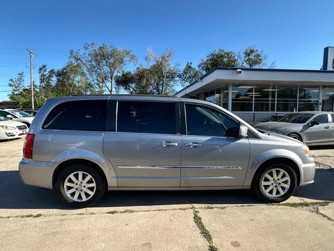 Used 2014 Chrysler Town & Country Touring FWD image 8
