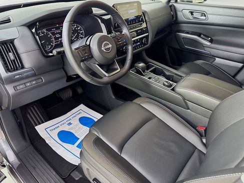 Used 2025 Nissan Pathfinder SL w/ SL Premium Package AWD/4WD image 11