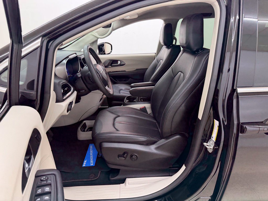 Used 2024 Chrysler Pacifica Touring-L FWD image 19