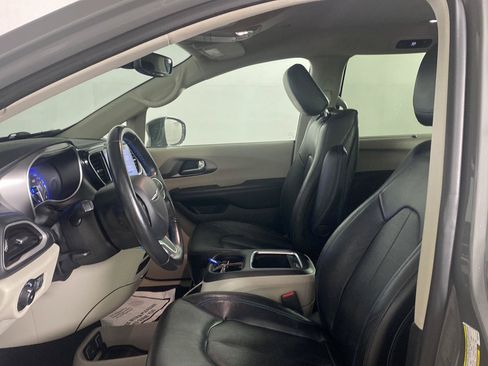 Used 2021 Chrysler Pacifica Touring-L w/ Uconnect Theater Family Group AWD/4WD image 22