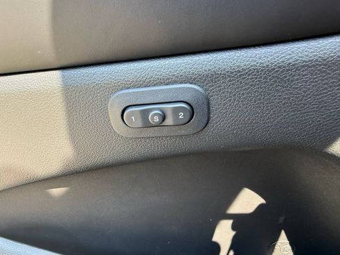 Used 2019 Jeep Grand Cherokee Overland AWD/4WD image 18