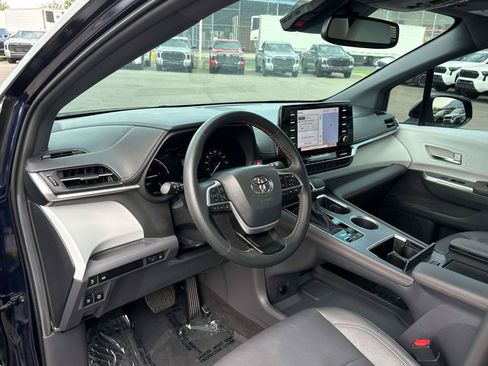 Used 2024 Toyota Sienna XSE FWD image 10