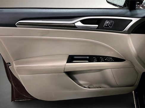 Used 2017 Ford Fusion SE w/ Fusion SE Technology Package image 20