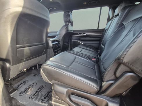 Used 2024 Jeep Wagoneer L Series II RWD image 17