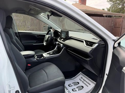 Used 2019 Toyota RAV4 LE FWD image 13