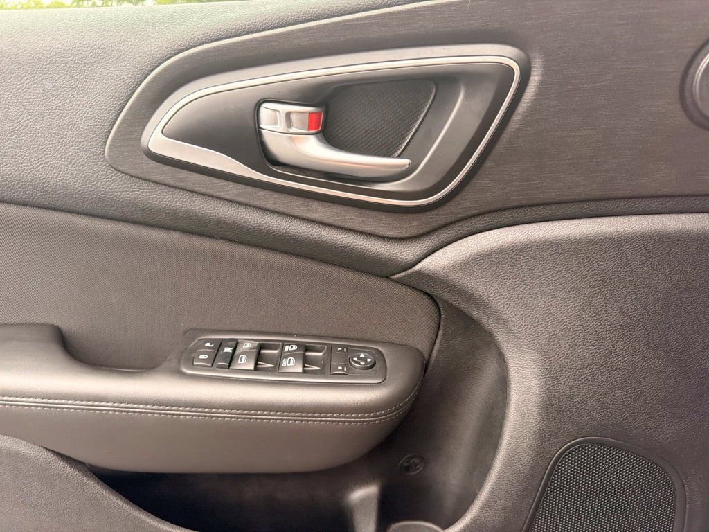 Used 2015 Chrysler 200 Limited w/ Convenience Group FWD image 26