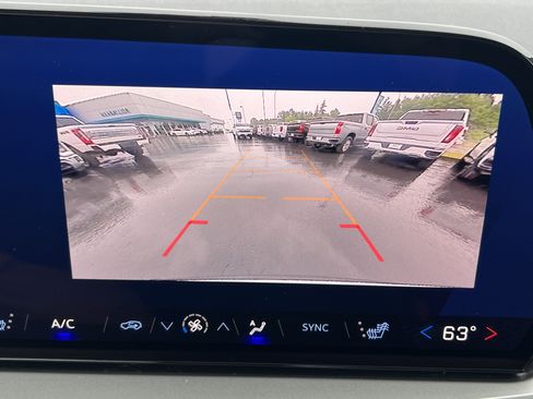 Used 2025 Chevrolet Traverse LT AWD/4WD image 13