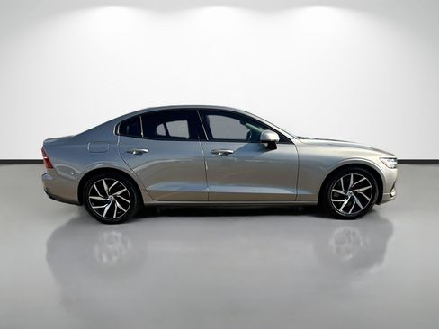 Used 2020 Volvo S60 T6 Momentum image 2