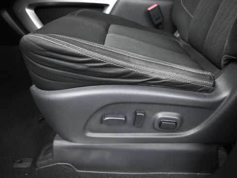 Used 2017 Nissan Titan SV image 11