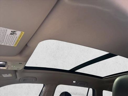 Used 2024 Volkswagen Atlas SE w/ Panoramic Sunroof Package FWD image 19