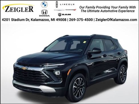 Used 2025 Chevrolet TrailBlazer LT AWD/4WD image 1