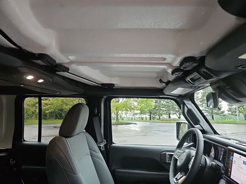 Used 2025 Jeep Wrangler Unlimited Sahara AWD/4WD image 12