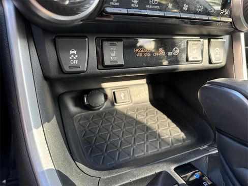 Used 2021 Toyota RAV4 XLE Premium image 55