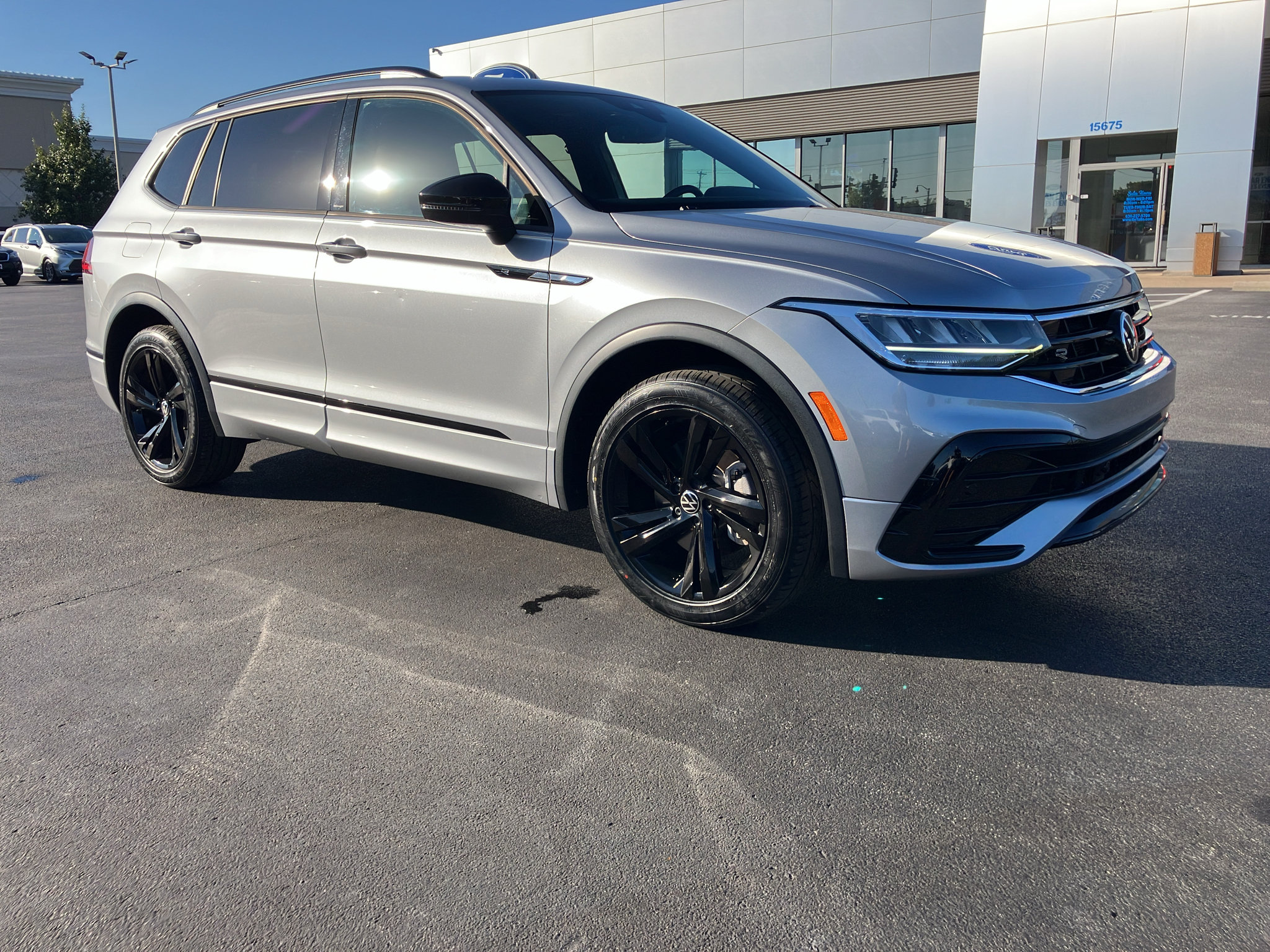 Used 2023 Volkswagen Tiguan SE R-Line FWD image 8