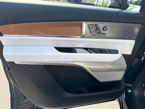 Certified 2026 Cadillac Vistiq Luxury image 5