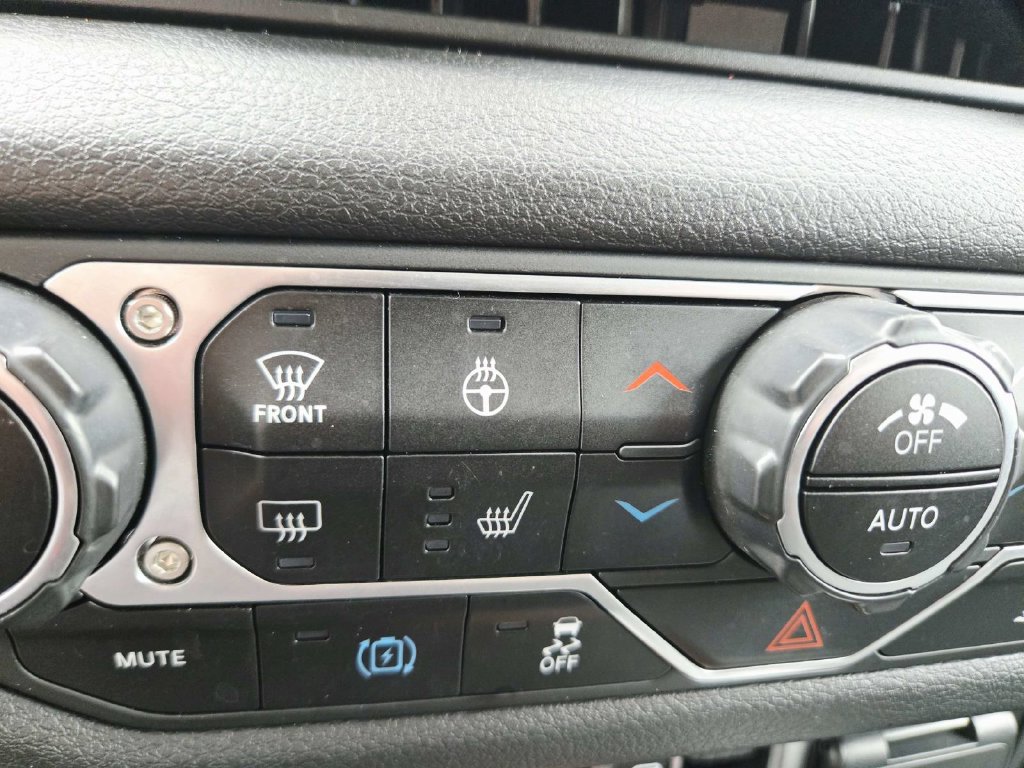 Used 2024 Jeep Wrangler Unlimited AWD/4WD image 29
