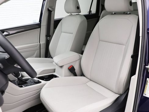 Used 2022 Volkswagen Tiguan SE w/ Panoramic Sunroof Package image 16